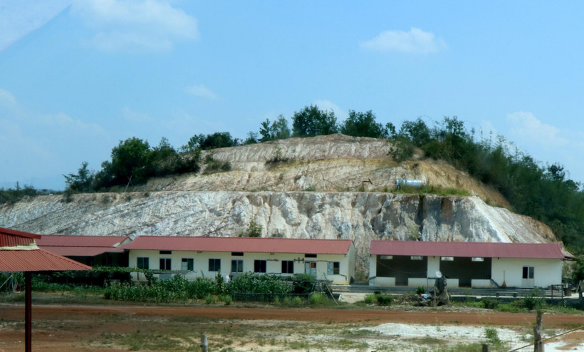 Một góc nhà xưởng khai thác, chế biến đất sét, cao lanh của Công ty TNHH Cường Thắng. (Ảnh: Hưng Thịnh/TTXVN)