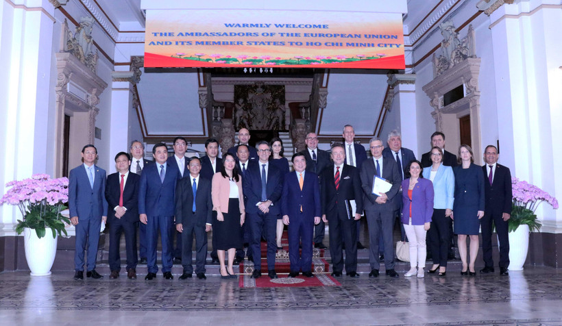 Ông Nguyễn Thành Phong, Chủ tịch Ủy ban nhân dân Thành phố Hồ Chí Minh tiếp đoàn Đại sứ các quốc gia thành viên Liên minh châu Âu tại Việt Nam. (Ảnh: Xuân Khu/TTXVN)