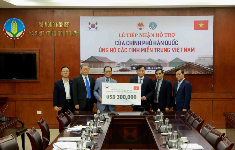 Ông Park Noh-Wan, Đại sứ Hàn Quốc tại Việt Nam trao tượng trưng gói hỗ trợ 300.000 USD cho Ủy viên Ban Chỉ đạo Trung ương về Phòng, chống thiên tai Nguyễn Hoàng Hiệp. (Ảnh: Vũ Sinh/TTXVN)