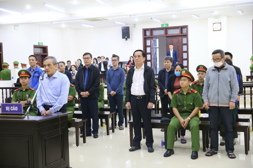 Bị cáo Trần Lục Lang (53 tuổi, cựu Phó tổng Giám đốc BIDV phụ trách Quản lý rủi ro) nói lời sau cùng trước khi tòa tuyên án. (Ảnh: Doãn Tấn/TTXVN)