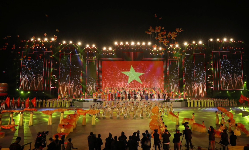 Chương trình nghệ thuật Khát vọng - Tỏa sáng chào mừng thành công Đại hội XIII của Đảng. (Ảnh: Văn Điệp/TTXVN)