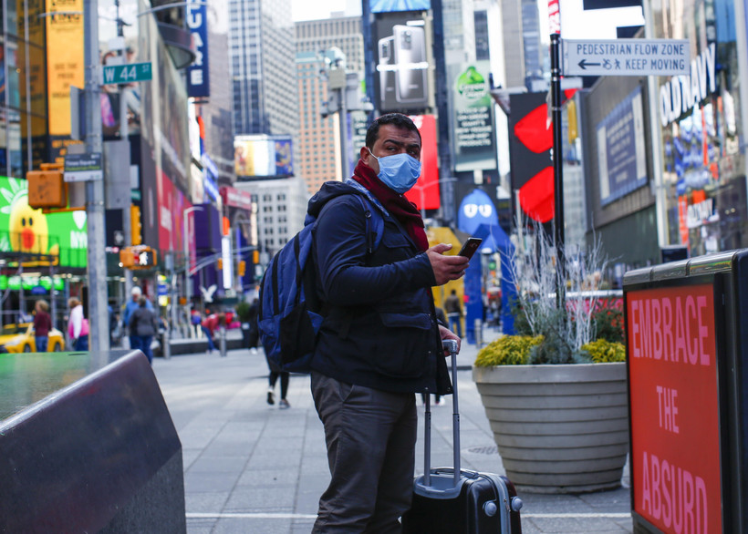 Người dân đeo khẩu trang để phòng tránh lây nhiễm COVID-19 tại New York, Mỹ. (Ảnh: AFP/TTXVN)