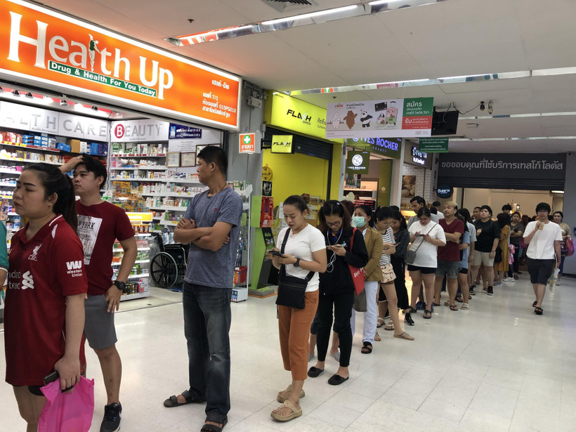 Người dân Thái Lan xếp hàng đăng ký tham gia một chương trình kích cầu du lịch nội địa tại Bangkok. (Ảnh: Ngọc Quang/TTXVN)