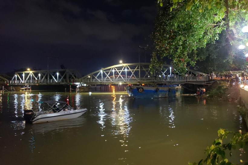 Chiếc sà lan 500 tấn mắc kẹt dưới gầm cầu Rạch Cát. (Ảnh: Lê Xuân/TTXVN)