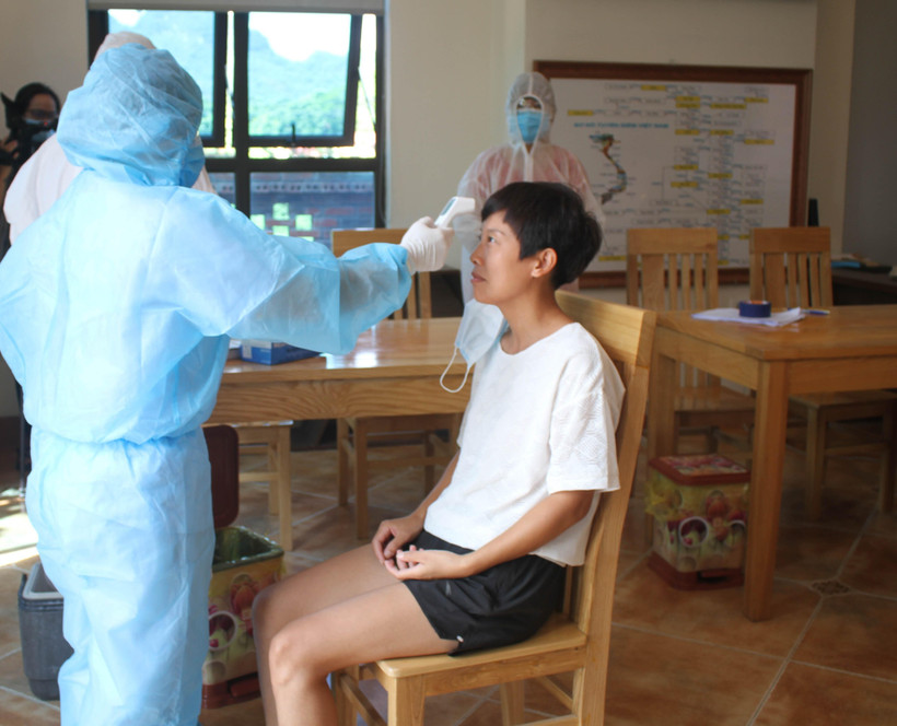 Cán bộ y tế đo thân nhiệt, lấy mẫu xét nghiệm cho các trường hợp người nước ngoài nhập cảnh cách ly tập trung. (Ảnh: Hải Yến/TTXVN)