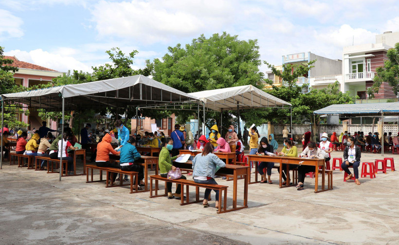 Các địa phương đẩy nhanh tiến độ têm vaccine cho người lao động. (Ảnh: TTXVN)