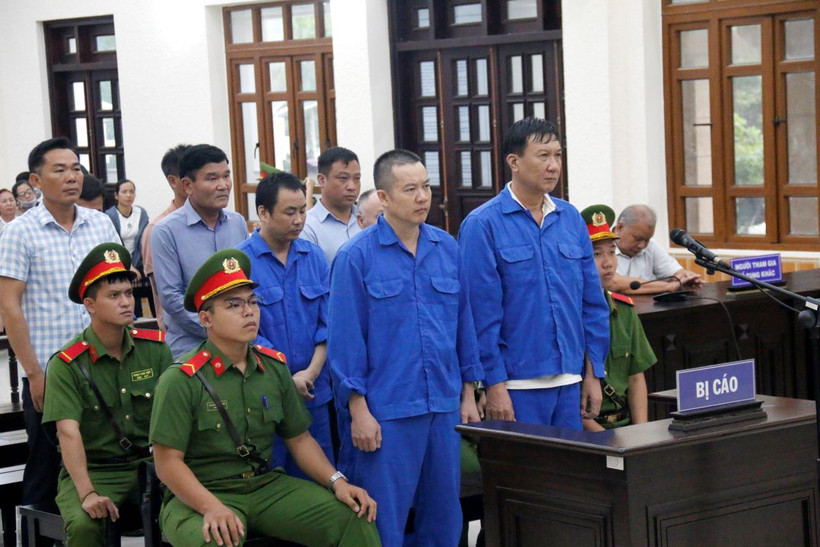 Các bị cáo nghe Hội đồng xét xử Tòa án Nhân dân tỉnh Bình Thuận tuyên án. (Ảnh: Nguyễn Thanh/TTXVN)