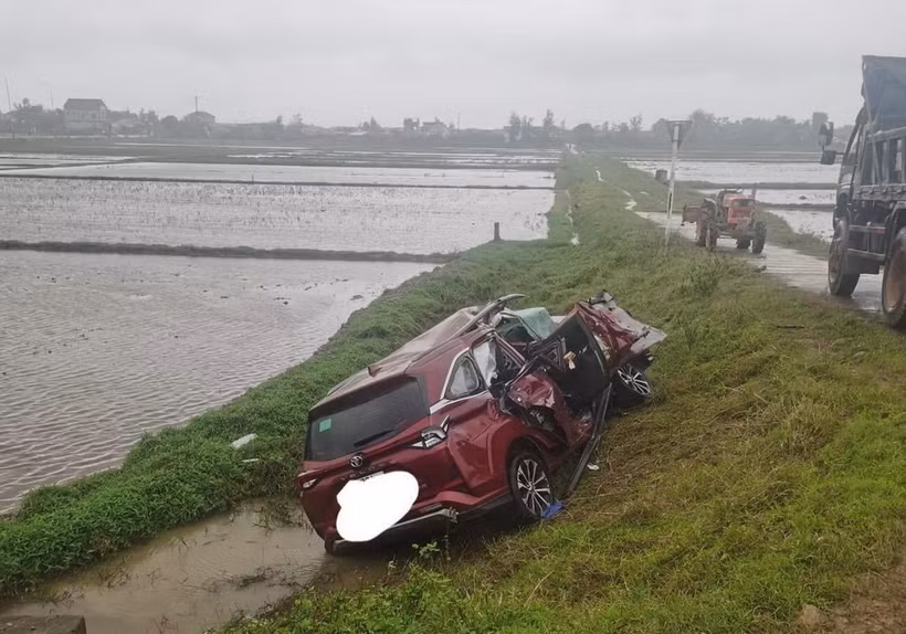 Hà Tĩnh: Xe tải va chạm ôtô 7 chỗ khiến 1 người chết, nhiều người bị thương nặng