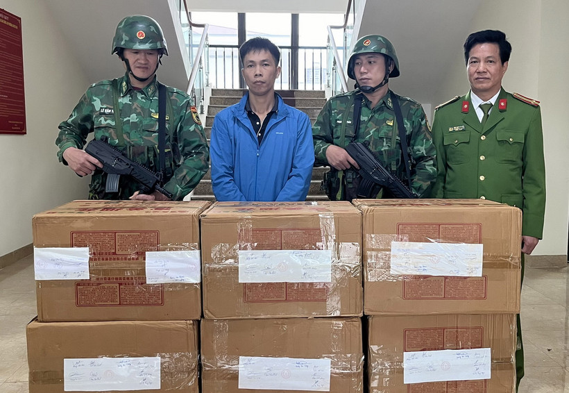 Đối tượng Trần Anh Sơn cùng tang vật bị lực lượng chức nằng bắt giữ. (Ảnh: Quốc Khánh/TTXVN)