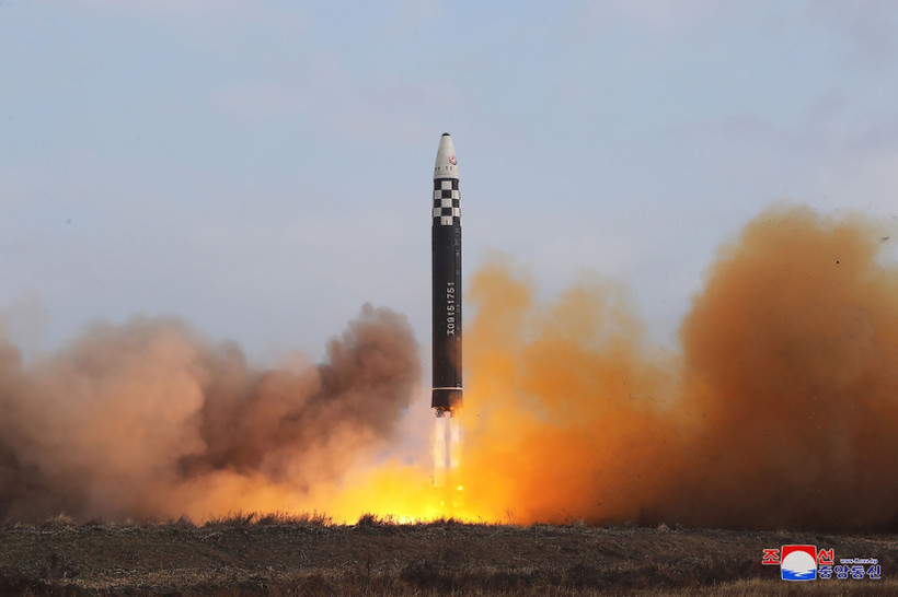 Vụ phóng tên lửa đạn đạo xuyên lục địa (ICBM) "Hwasong Gun 17" của Triều Tiên ngày 18/11/2022. (Ảnh: AFP/TTXVN)