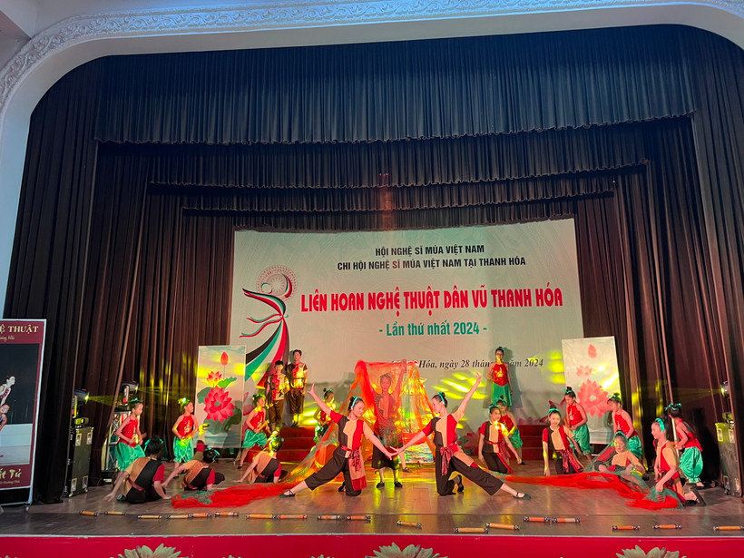 Tiết mục múa "Bình minh sông Mã" - Sáng tác của Nghệ sỹ Nhân dân Hoàng Hải, do Nhà văn hóa Thiếu nhi thành phố Thanh Hóa biểu diễn. (Ảnh: Vietnam+)