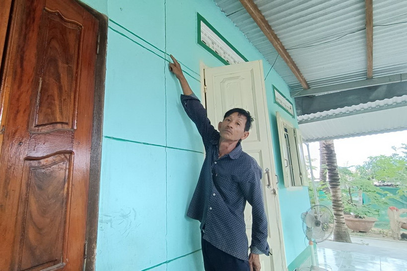 Nhiều gia đình bị nứt nhà do nổ mìn. (Ảnh: Đặng Tuấn/TTXVN)