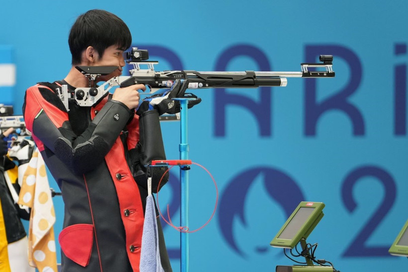 Sheng Lihao hoàn tất cú đúp huy chương Vàng để đưa Trung Quốc lên đầu bảng tổng sắp huy chương Olympic Paris 2024. (Ảnh: THX/TTXVN)