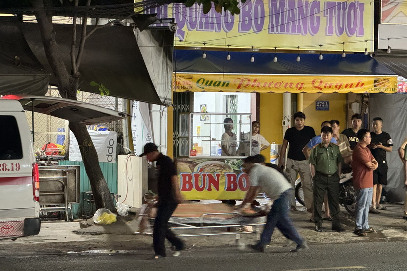 Ít nhất 2 người tử vong trong vụ va chạm giữa xe ôtô bán tải với tàu hỏa tại Đồng Nai. (Ảnh: Lê Xuân/TTXVN)