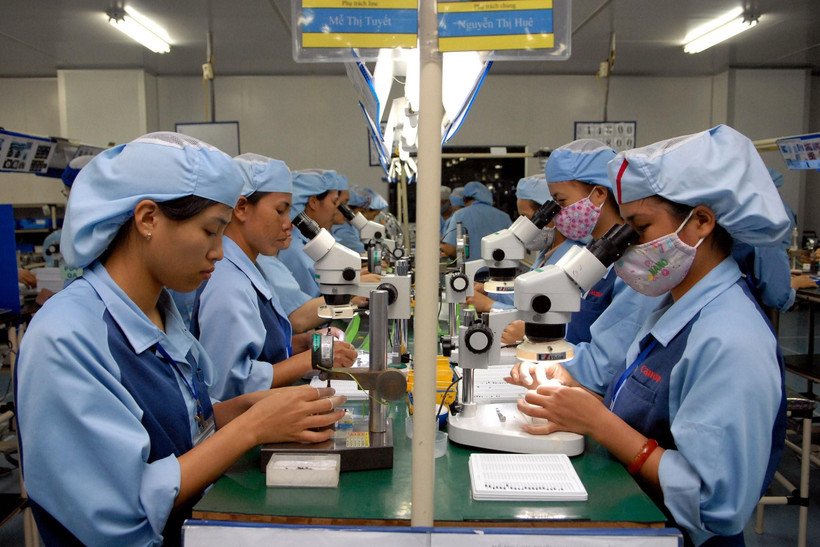 Công nhân sản xuất linh kiện điện tử tại Nhà máy Canon có vốn đầu tư Nhật Bản thuộc Khu Công nghiệp Phố Nối A. (Ảnh: Phạm Kiên/TTXVN)