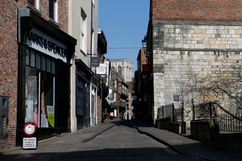 Một tuyến phố vắng vẻ khi chính phủ áp dụng lệnh phong tỏa trên toàn quốc do dịch COVID-19 tại York, Anh ngày 25/3/2020. (Ảnh: THX/TTXVN)