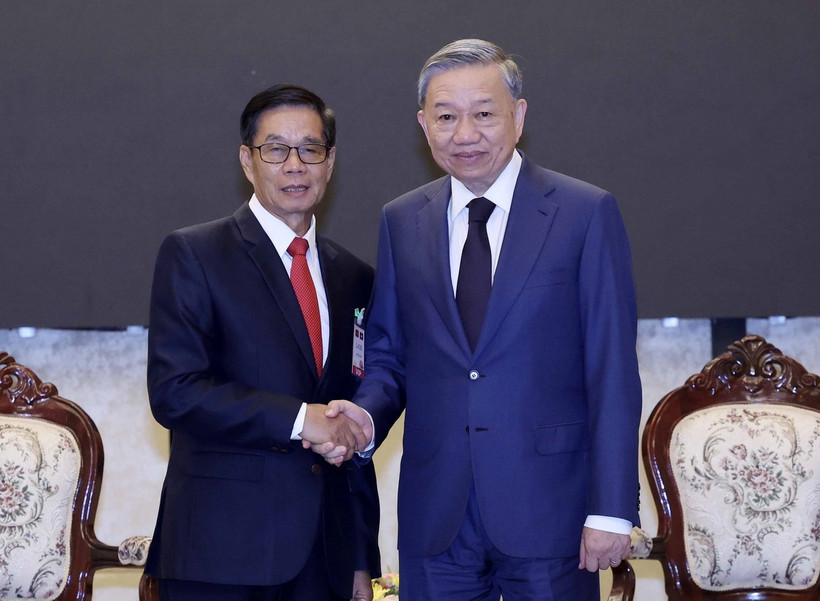 Chủ tịch nước Tô Lâm tiếp đồng chí Sinlavong Khoutphaythoune, Ủy viên Bộ Chính trị Đảng Nhân dân Cách mạng Lào, Chủ tịch Ủy ban Trung ương Mặt trận Lào xây dựng đất nước. (Ảnh: Nhan Sáng/TTXVN)