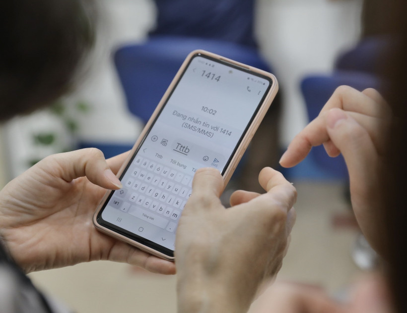 Để kiểm tra số điện thoại của mình có thông tin thuê bao chính xác, chính chủ hay chưa, người dân có thể soạn tin nhắn TTTB gửi 1414. Nếu tin nhắn trả về thông báo, bạn cần cập nhật lại thông tin thuê bao chính xác. (Ảnh: Minh Quyết/TTXVN)
