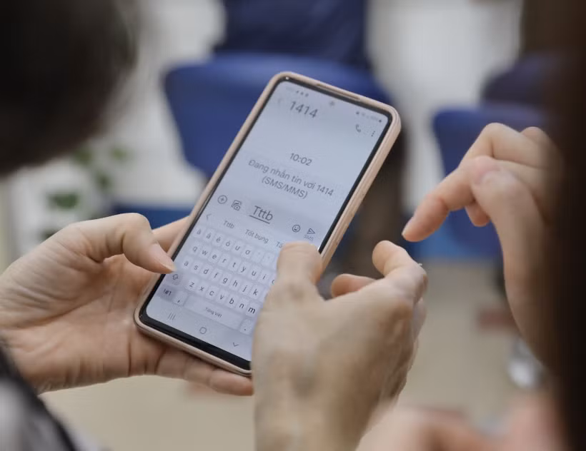 Để kiểm tra số điện thoại của mình có thông tin thuê bao chính xác, chính chủ hay chưa, người dân có thể soạn tin nhắn TTTB gửi 1414. Nếu tin nhắn trả về thông báo, bạn cần cập nhật lại thông tin thuê bao chính xác. (Ảnh: Minh Quyết/TTXVN)