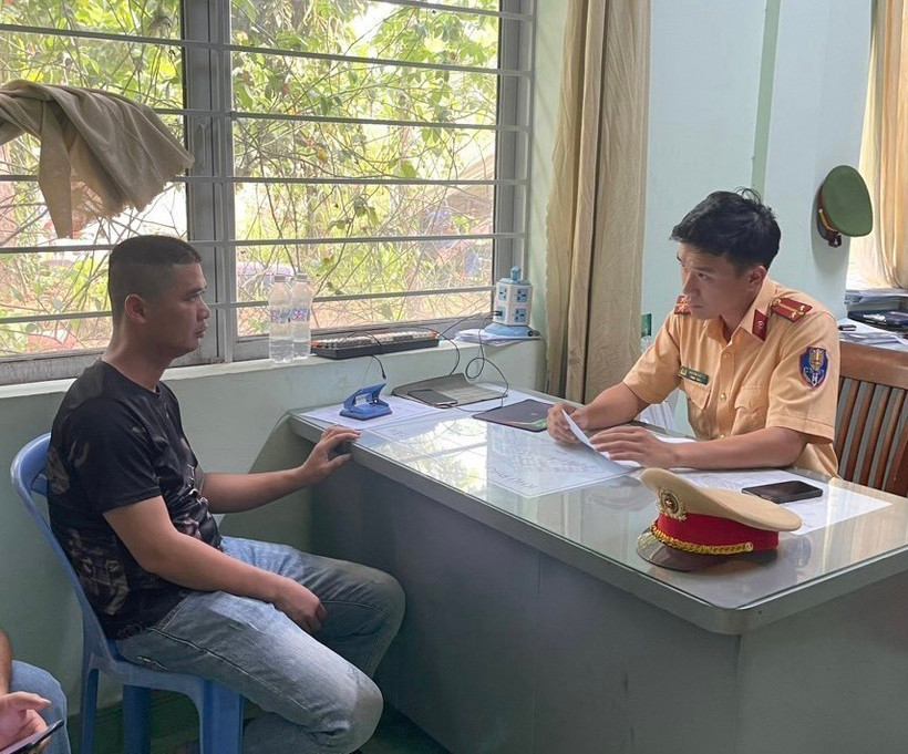 Tài xế Đặng Văn Dũng (sinh năm 1991, quê Thái Bình) đang làm việc với cơ quan chức năng. (Ảnh: TTXVN phát)
