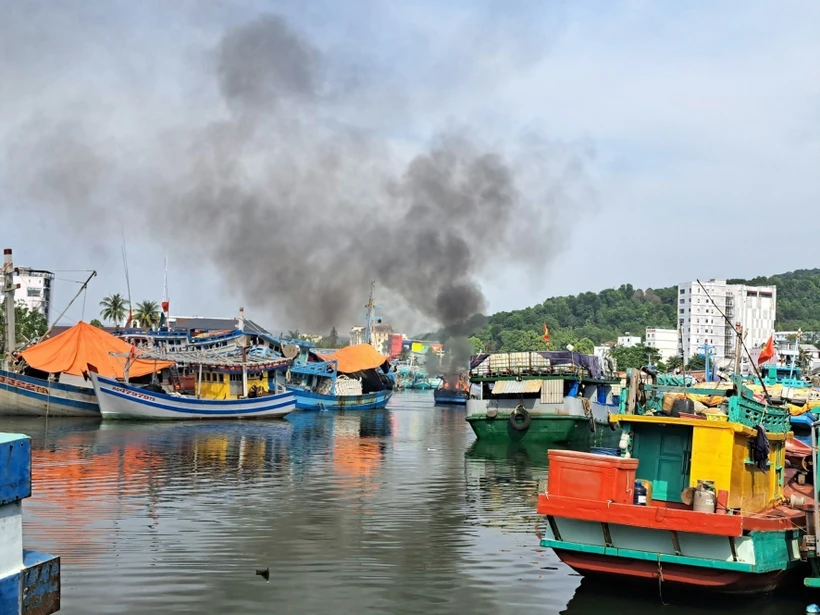 Một vụ cháy tàu cá. (Ảnh minh họa: TTXVN phát)