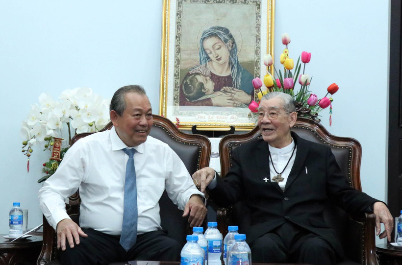 Ông Trương Hòa Bình, Ủy viên Bộ Chính trị, Phó Thủ tướng Chính phủ thăm, chúc mừng Hồng y Phạm Minh Mẫn, nguyên Tổng Giám mục Giáo phận Thành phố Hồ Chí Minh. (Ảnh: Xuân Khu/TTXVN)