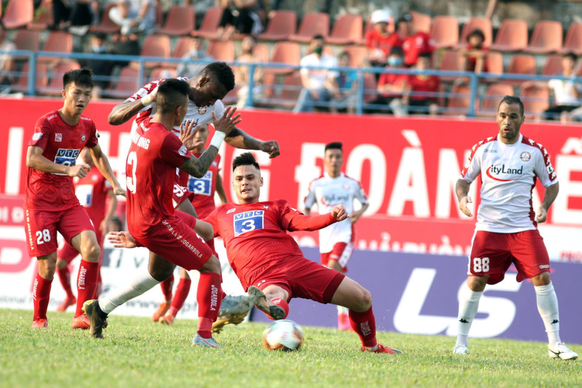 Một pha tranh bóng giữa cầu thủ hai bên. (Ảnh: Hoàng Ngọc/TTXVN)