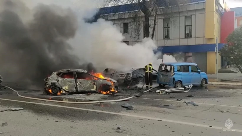 Các phương tiện bốc cháy sau vụ tấn công tại thành phố Belgorod của Nga nằm cách biên giới Ukraine khoảng 40km, ngày 30/12/2023. (Ảnh: AFP/TTXVN)