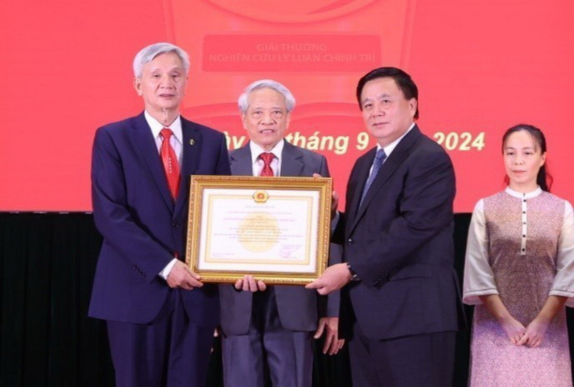 Giáo sư-Tiến sỹ Nguyễn Xuân Thắng trao tặng Giải thưởng "Nghiên cứu lý luận chính trị" cho các tác giả và nhóm tác giả đoạt giải. (Ảnh: Văn Điệp/TTXVN)
