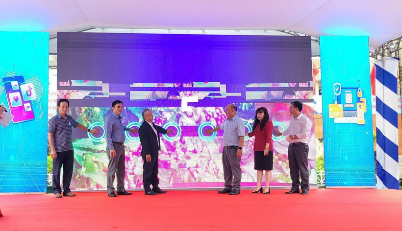 Lễ ra mắt tuyến phố thanh toán không tiền mặt. (Ảnh: Hoài Nam/TTXVN)