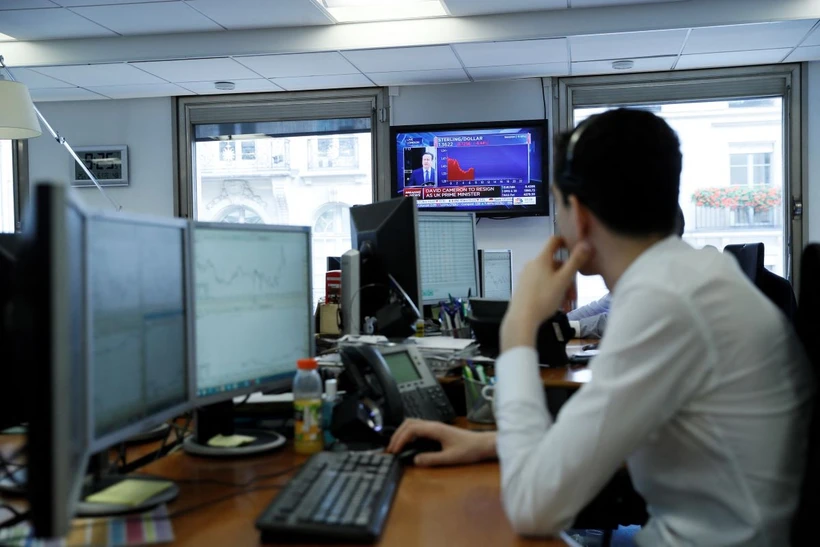 Giao dịch viên tại sàn chứng khoán ở Paris, Pháp. (Ảnh: AFP/TTXVN)