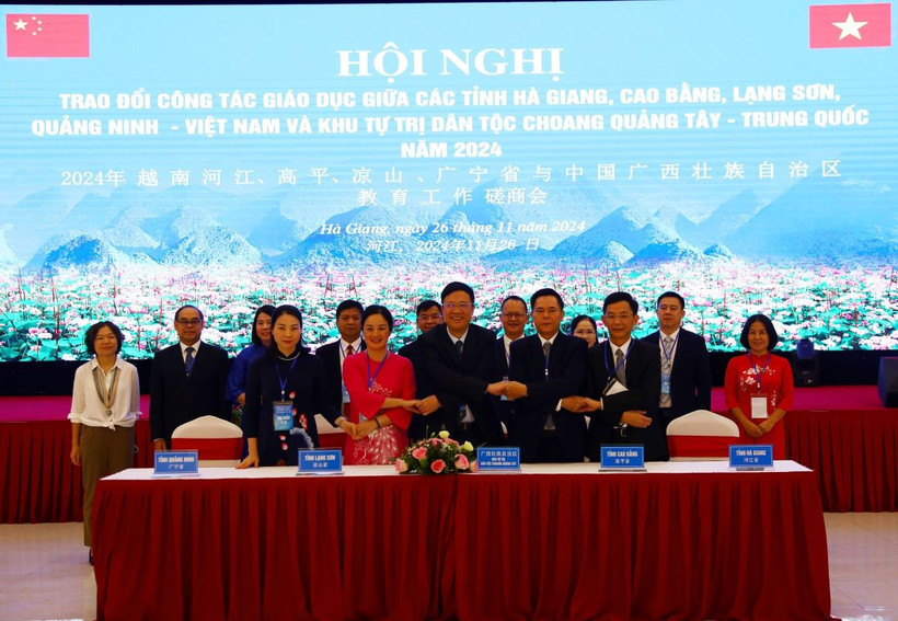 Sở Giáo dục Đào tạo 4 tỉnh biên giới Việt Nam và Sở Giáo dục Khu tự trị dân tộc Choang Quảng Tây (Trung Quốc) ký kết biên bản ghi nhớ hợp tác năm 2024. (Ảnh: Minh Tâm/TTXVN)