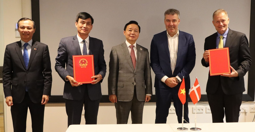 Phó Thủ tướng Chính phủ Trần Hồng Hà, Bộ trưởng Khí hậu, Năng lượng và Tiện ích Đan Mạch, Lars Aagaard, chứng kiến Lễ trao đổi Kế hoạch hành động chung giai đoạn 2024-2025 trong khuôn khổ Đối tác Chiến lược Xanh và Đối tác Toàn diện Việt Nam-Đan Mạch, sáng 26/11 tại thủ đô Copenhagen. (Ảnh: Hương Giang/TTXVN)