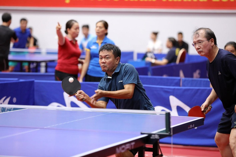 Các vận động viên thuộc Liên chi hội Nhà báo TTXVN tham gia nội dung đôi nam. (Ảnh: Minh Quyết/TTXVN)