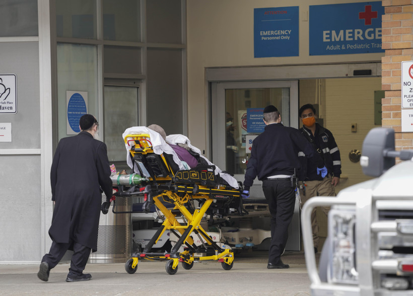 Nhân viên y tế chuyển bệnh nhân mắc COVID-19 vào một bệnh viện ở New York, Mỹ. (Ảnh: THX/TTXVN)