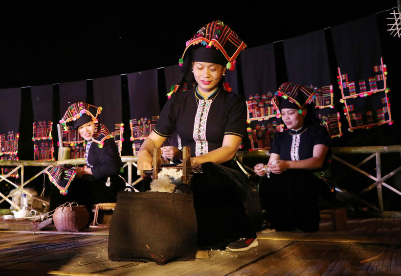 Trên sàn Hạn Khuống, các cô gái sẽ quay tơ, đẹp sợi... để thu hút các chàng trai trong bản và nơi khác đến tham gia Hạn Khuống. (Ảnh: Nguyễn Oanh/TTXVN)