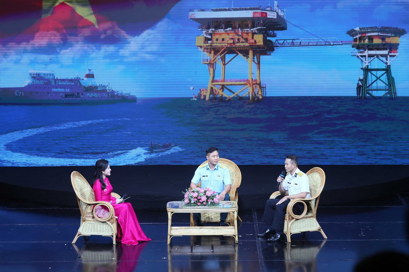 Giao lưu với các tập thể, cá nhân điển hình trong thực hiện nhiệm vụ huấn luyện, sẵn sàng chiến đấu. (Ảnh: An Đăng/TTXVN)