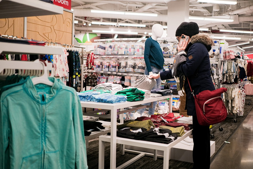 Khách hàng mua sắm tại một cửa hàng ở New York, Mỹ. (Ảnh: THX/TTXVN)