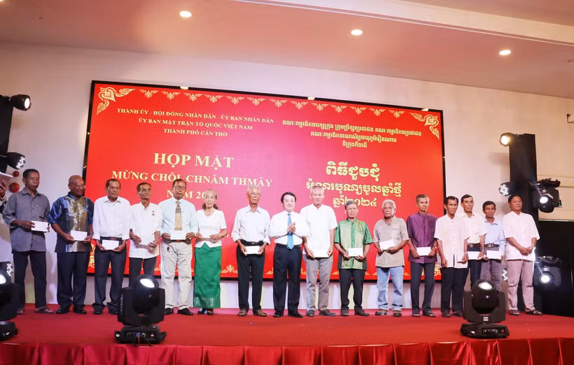 Ông Hầu A Lềnh, Ủy viên Trung ương Đảng, Bộ trưởng, Chủ nhiệm Ủy ban Dân tộc trao quà tết cho các vị sư sãi, Achar, Ban Quản trị chùa Phật giáo Nam tông Khmer, người có uy tín trong đồng bào dân tộc Khmer trên địa bàn thành phố. (Ảnh: Ngọc Thiện/ TTXVN)