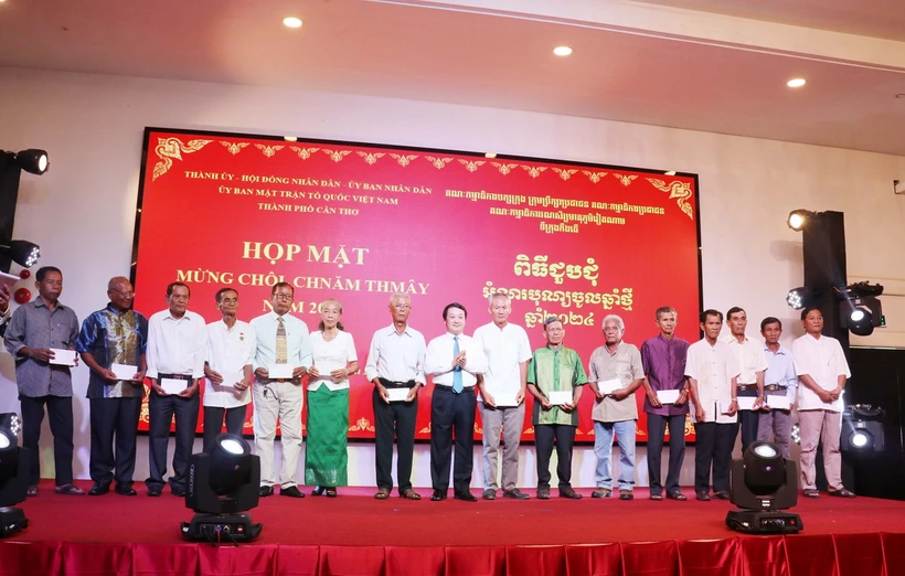 Ông Hầu A Lềnh, Ủy viên Trung ương Đảng, Bộ trưởng, Chủ nhiệm Ủy ban Dân tộc trao quà tết cho các vị sư sãi, Achar, Ban Quản trị chùa Phật giáo Nam tông Khmer, người có uy tín trong đồng bào dân tộc Khmer trên địa bàn thành phố. (Ảnh: Ngọc Thiện/ TTXVN)
