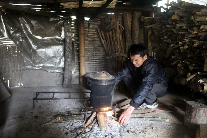 Anh Hà Văn Mùi, thôn Bồng, xã Lũng Niêm, huyện Bá Thước, tỉnh Thanh Hóa lên khu tái định cư mới năm 2014 nhưng hiện vẫn chưa nhận được tiền hỗ trợ tái định cư. (Ảnh: Nguyễn Nam/TTXVN)