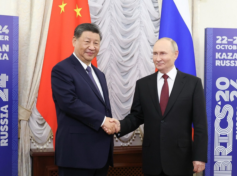 Tổng thống Nga Vladimir Putin (phải) và Chủ tịch Trung Quốc Tập Cận Bình tại cuộc gặp bên lề Hội nghị thượng đỉnh BRICS ở thành phố Kazan ngày 22/10/2024. (Ảnh: THX/TTXVN)