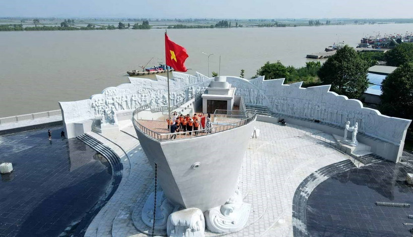 Tượng đài "Con tàu tập kết ra Bắc" cùng phù điêu lớn hình cánh cung phía sau là điểm nhấn tại Khu lưu niệm đồng bào miền Nam tập kết ra Bắc. (Ảnh: Việt Hoàng/TTXVN)