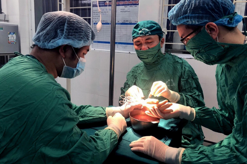 Ca nối liền bàn tay đứt rời cho bệnh nhân bằng kỹ thuật vi phẫu tại Bệnh viện Việt Tiệp Hải Phòng ngày 25/11. (Ảnh: TTXVN phát)