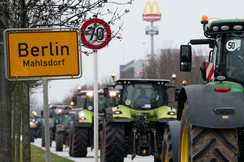 Tổng cộng có 5.000 máy kéo và 10.000 nông dân đã tham gia vào cuộc tuần hành. (Nguồn: DPA)