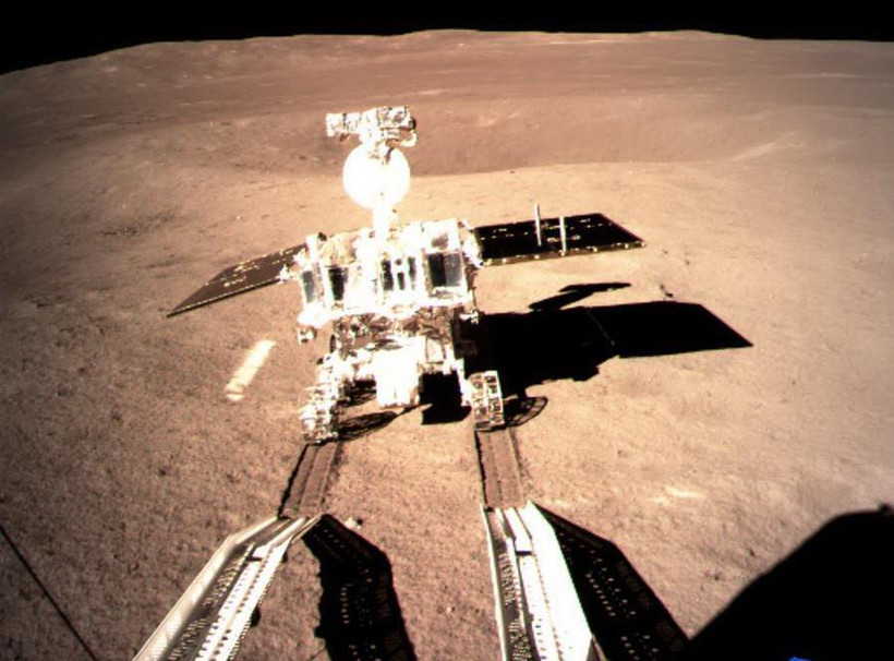 Xe tự hành-Thỏ Ngọc 2 (Yutu-2) do bộ phận hạ cánh của tàu vũ trụ Hằng Nga 4 chụp ngày 11/1. (Ảnh: THX/TTXVN)