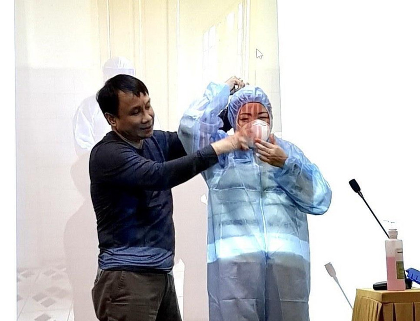 Tập huấn sử dụng phương tiện phòng hộ cá nhân cho các y, bác sỹ bệnh viện. (Ảnh: Mai Trang/TTXVN)