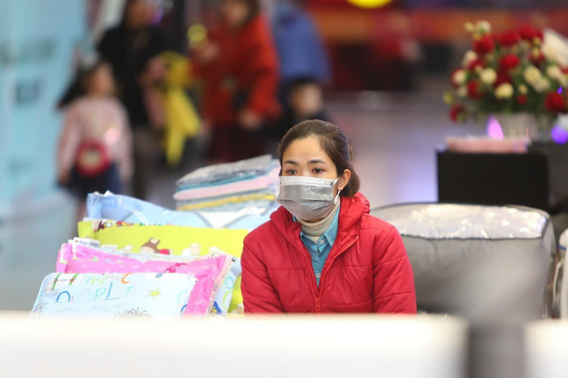 Tại các trung tâm thương mại nhân viên bảo vệ, nhân viên bán hàng được trang bị khẩu trang khi làm việc. (Ảnh: Thành Đạt/TTXVN)