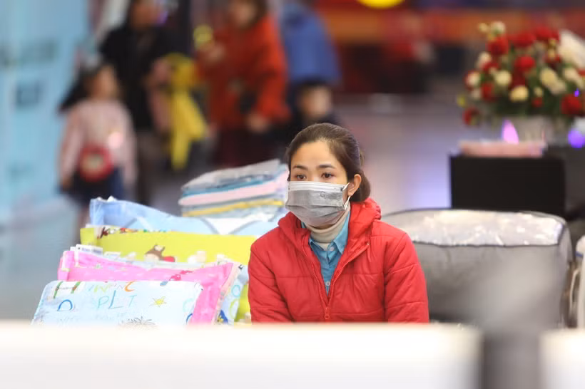 Tại các trung tâm thương mại nhân viên bảo vệ, nhân viên bán hàng được trang bị khẩu trang khi làm việc. (Ảnh: Thành Đạt/TTXVN)