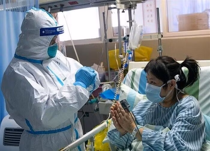 Nhân viên y tế điều trị cho bệnh nhân nhiễm virus corona tại bệnh viện thành phố Vũ Hán.( Ảnh: IRNA/TTXVN)
